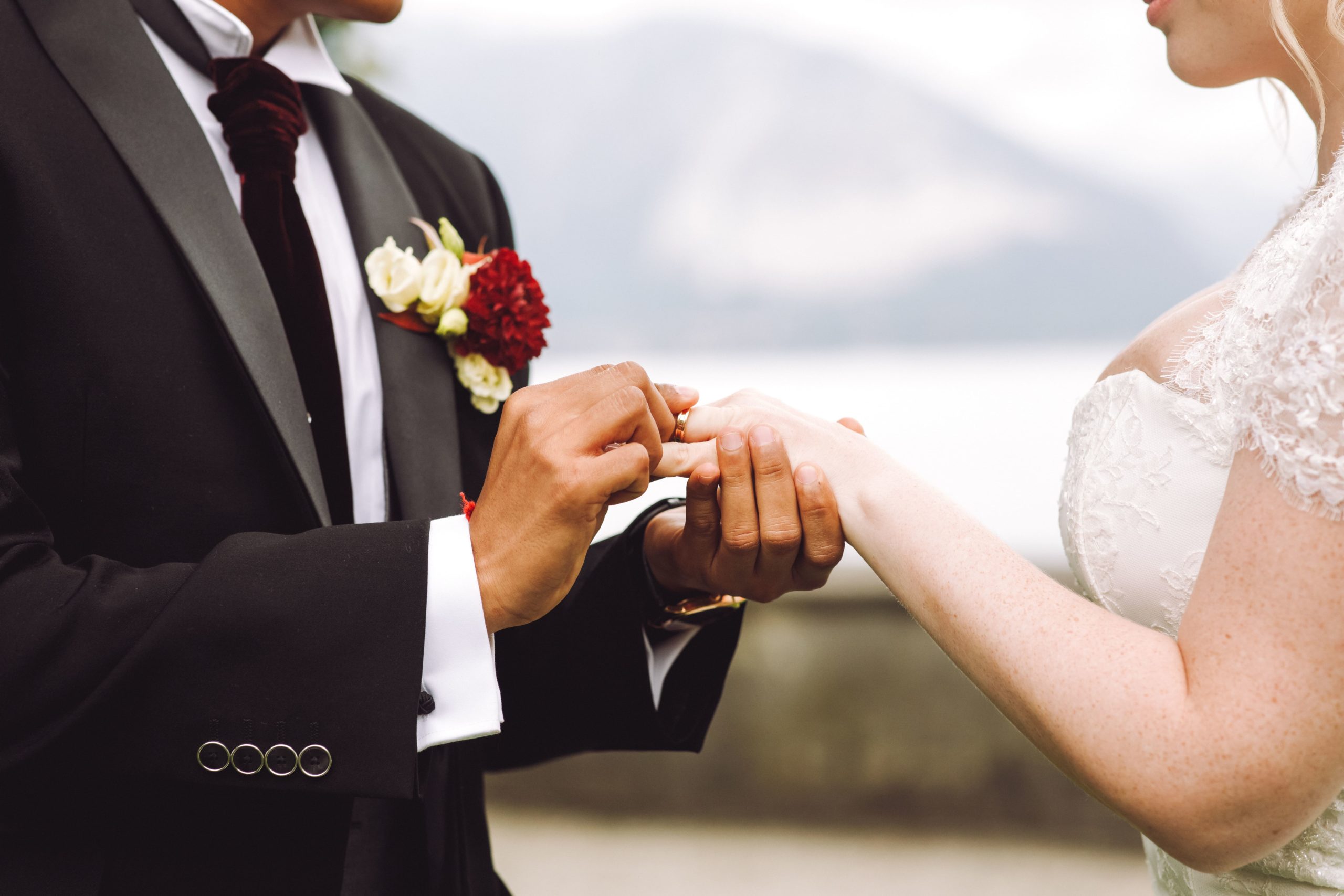 Жених значение. Жених надевает кольцо невесте. Жених с кольцом. Кольца жениха и невесты. Свадьба надевают кольца.