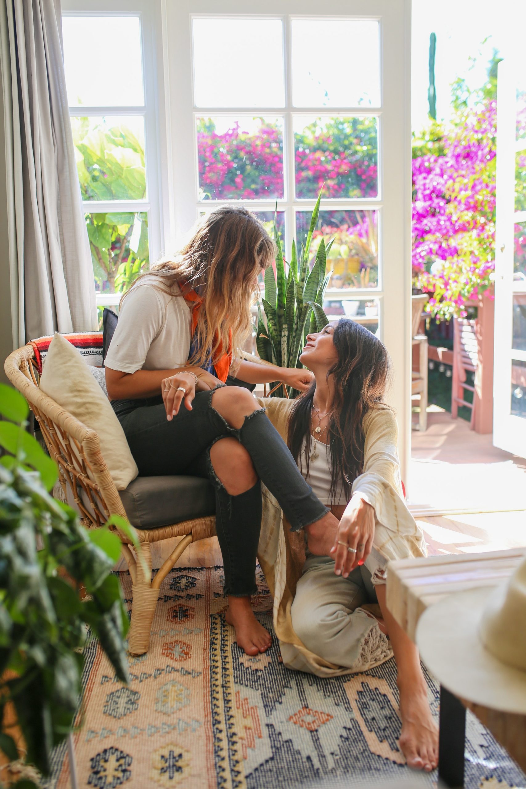 2 lesbian women dating and sitting on a chair