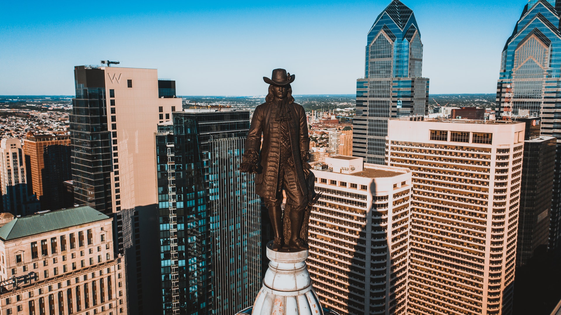 bronze statue in top of a building in Philadelphia city, 